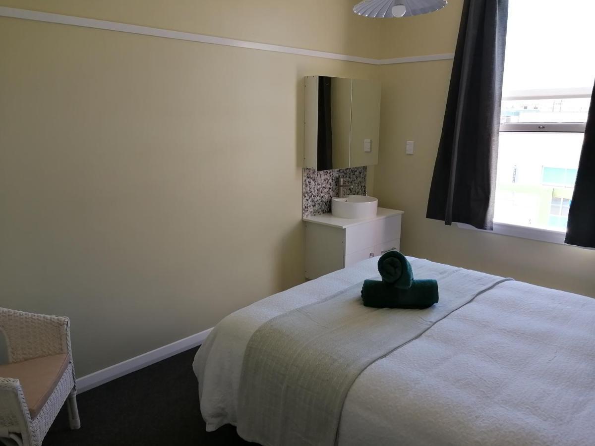 The Duke Hostel Greymouth Esterno foto A room at the hotel