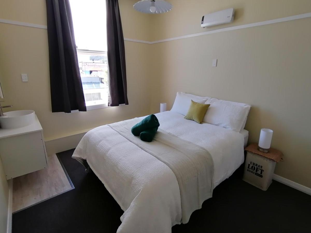 The Duke Hostel Greymouth Esterno foto A room at the hotel