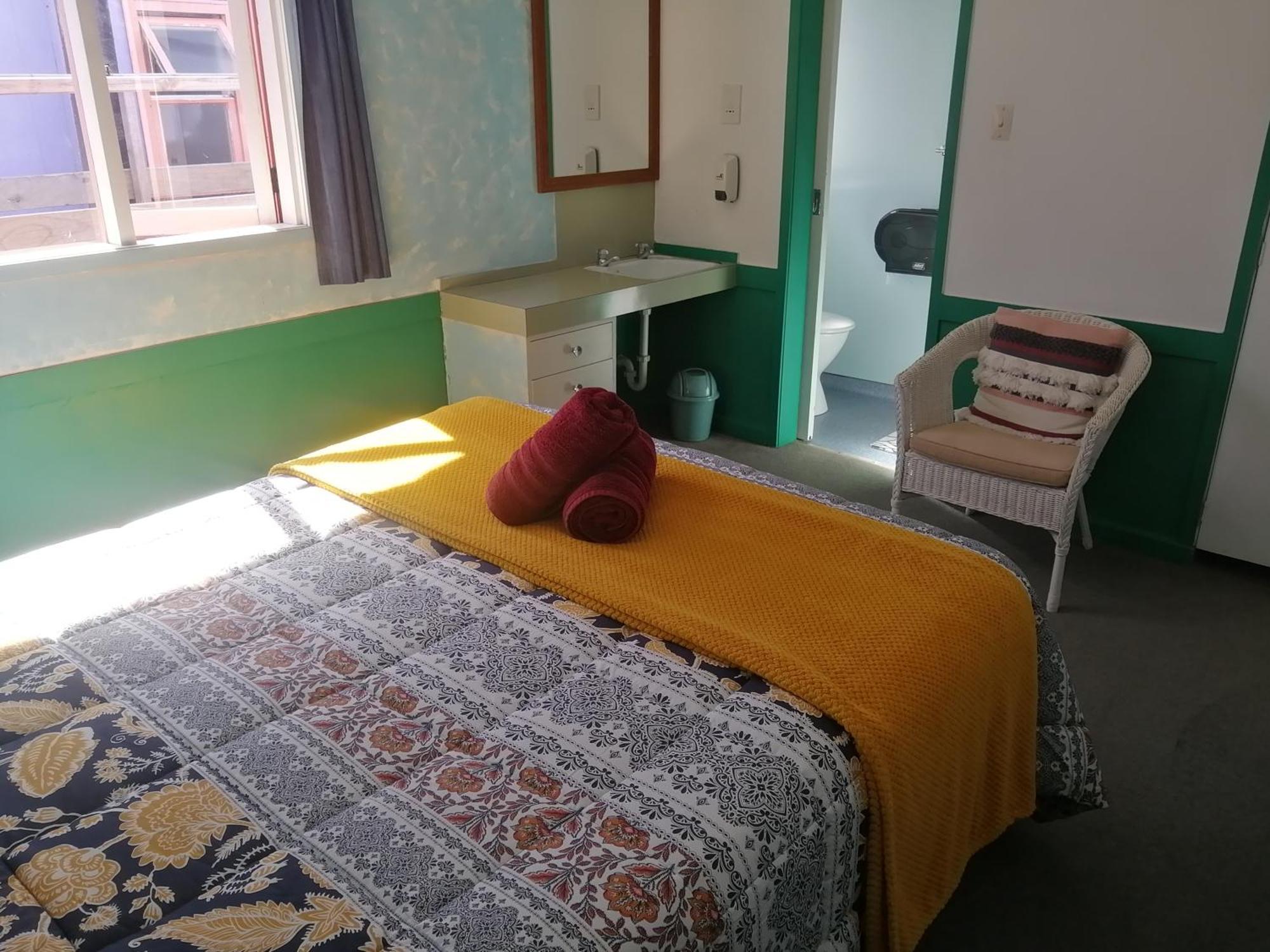 The Duke Hostel Greymouth Esterno foto A room at the hostel