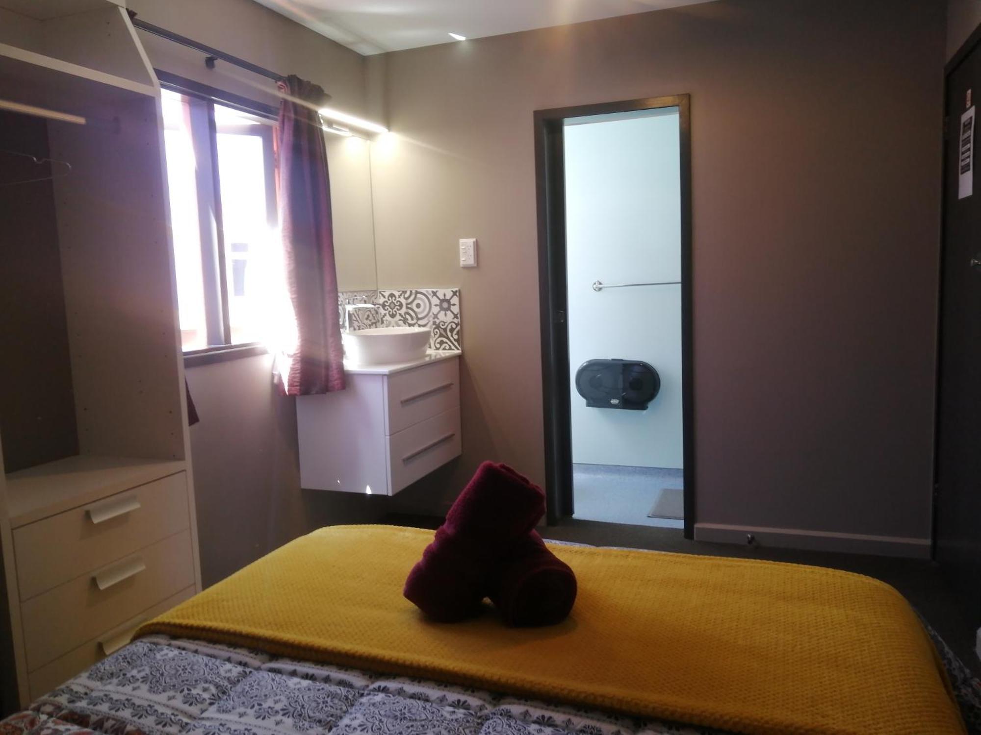 The Duke Hostel Greymouth Esterno foto A room at the hotel