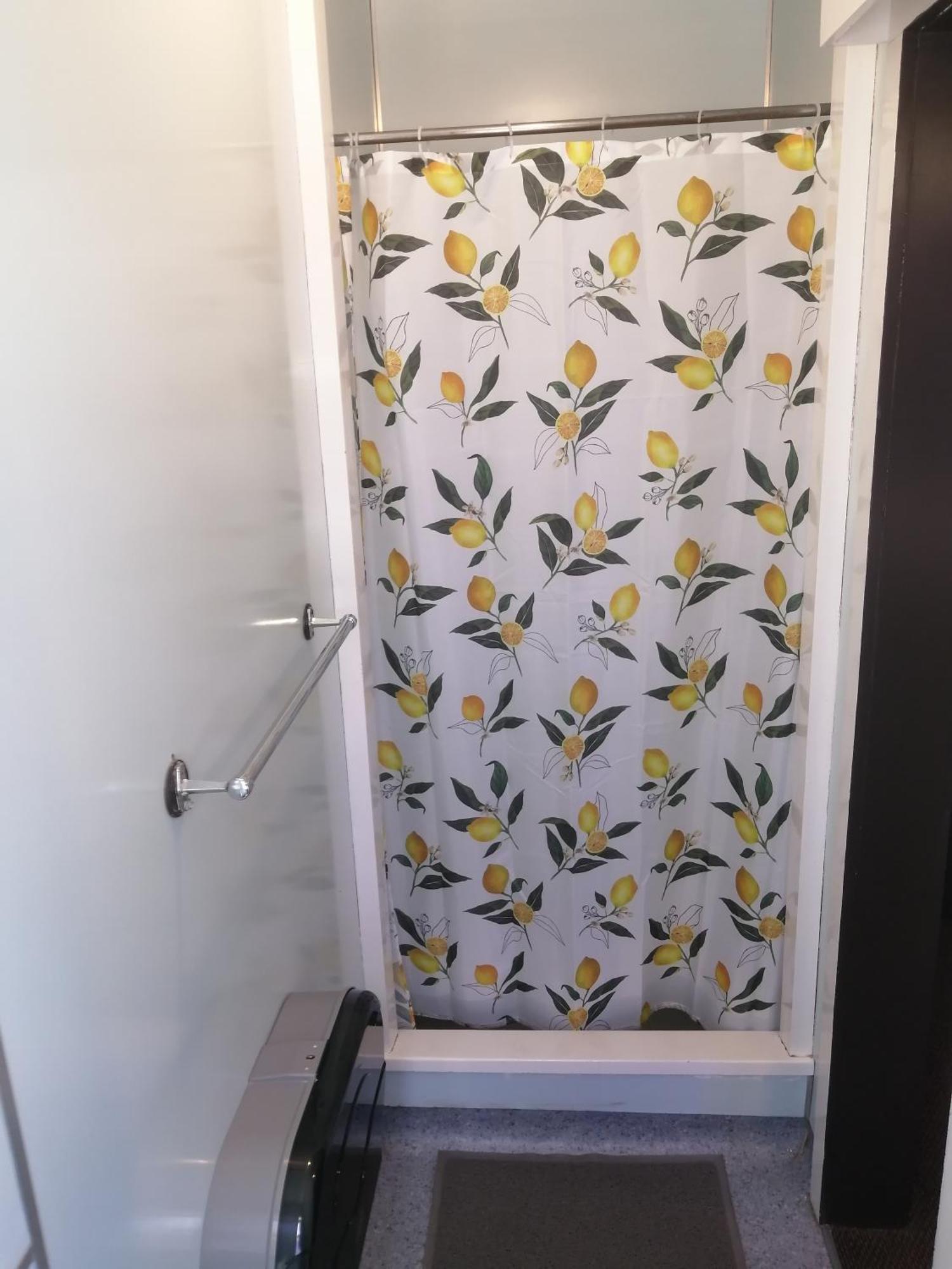 The Duke Hostel Greymouth Esterno foto Shower curtain