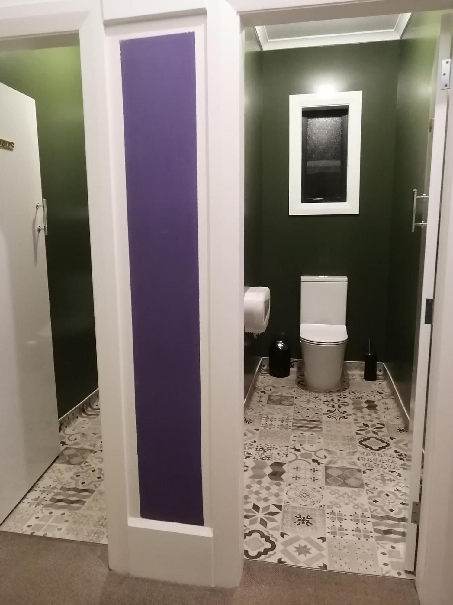 The Duke Hostel Greymouth Esterno foto A toilet in a private stall