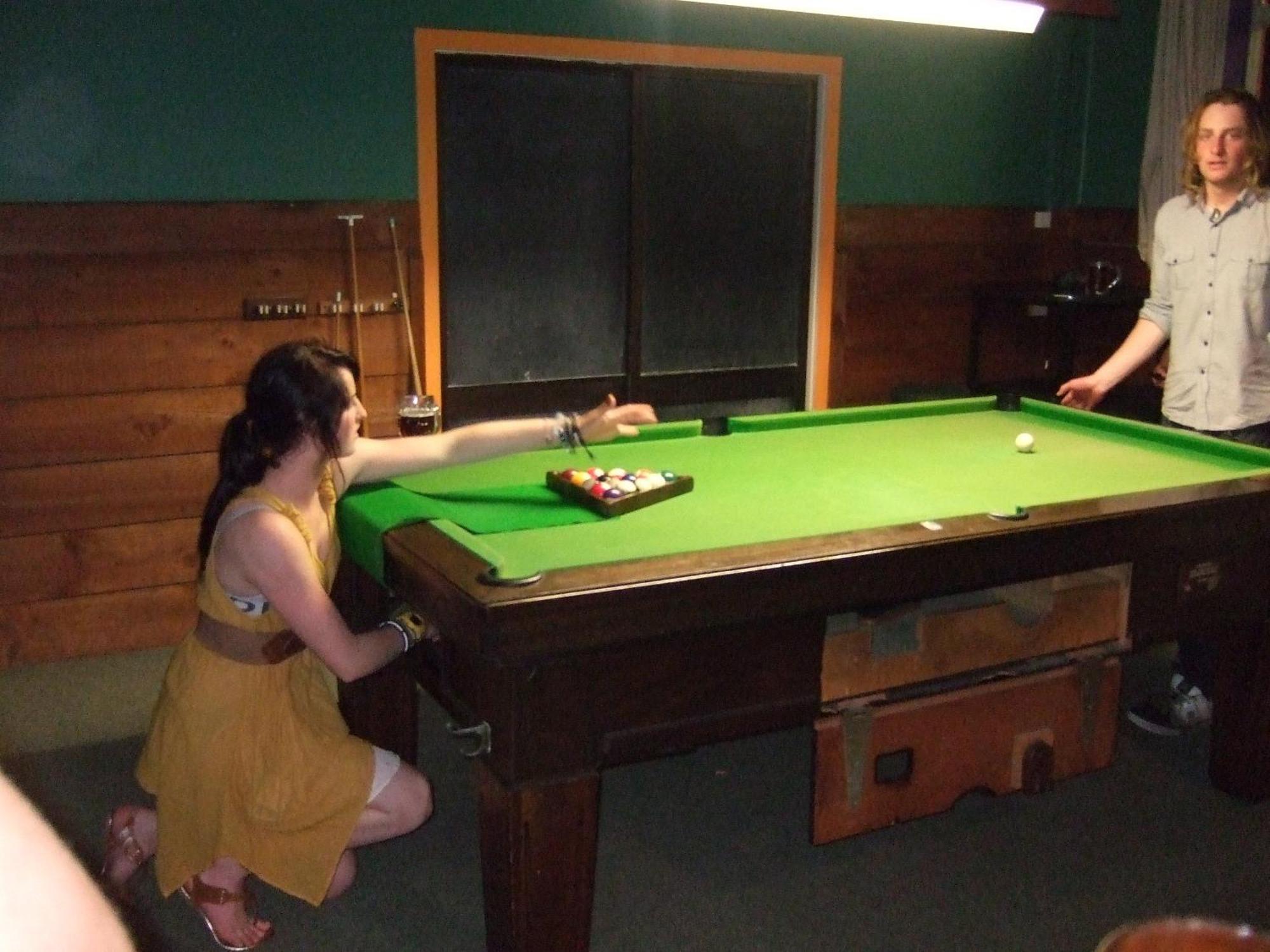 The Duke Hostel Greymouth Esterno foto A snooker table