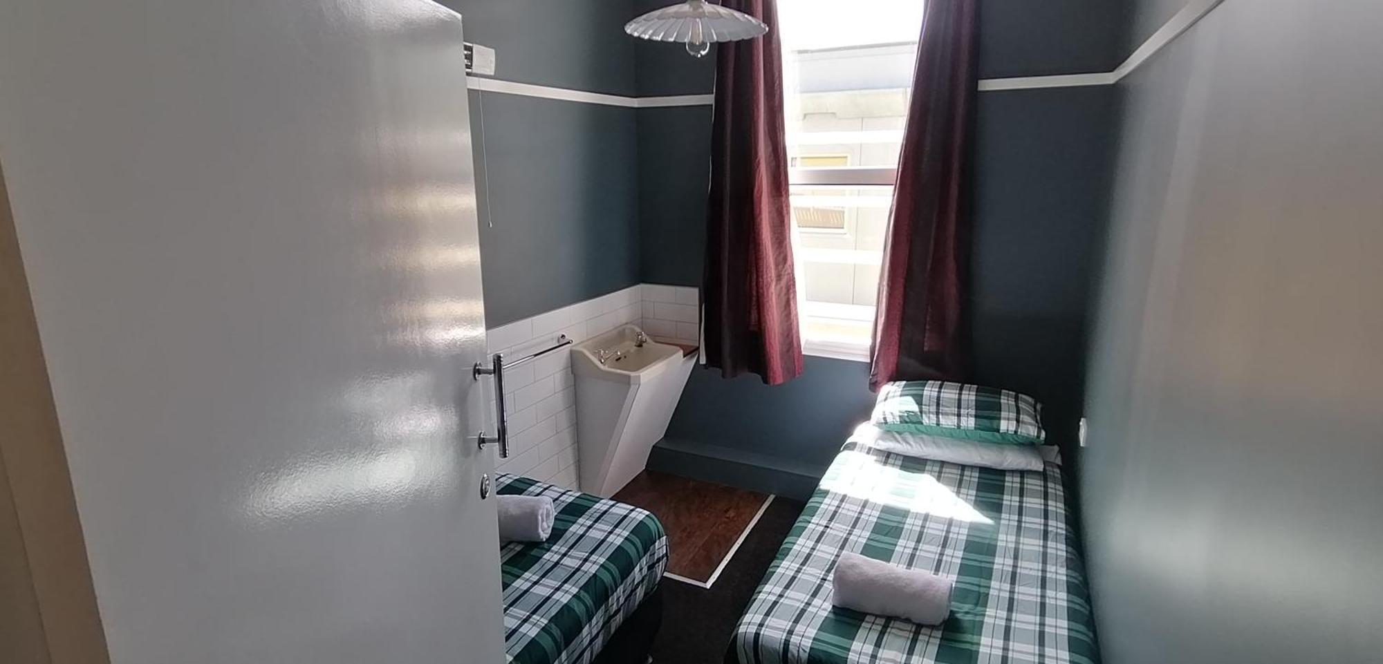 The Duke Hostel Greymouth Esterno foto A room at the hostel