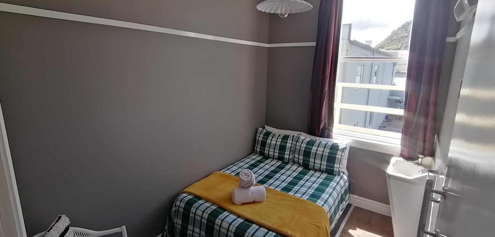 The Duke Hostel Greymouth Esterno foto A single room in a hostel