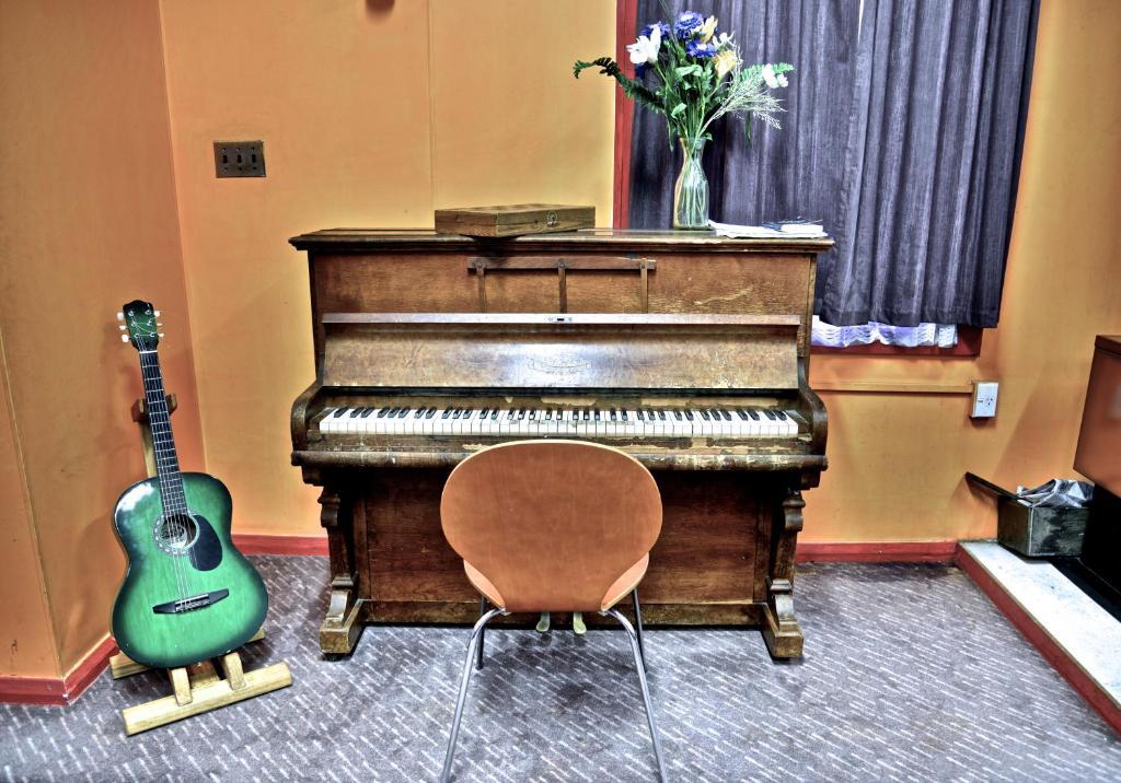 The Duke Hostel Greymouth Esterno foto The piano in the studio