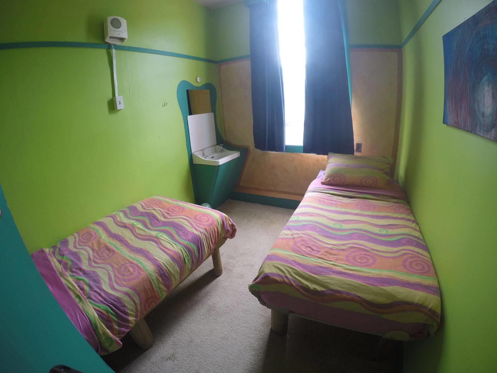 The Duke Hostel Greymouth Esterno foto A room at the hostel