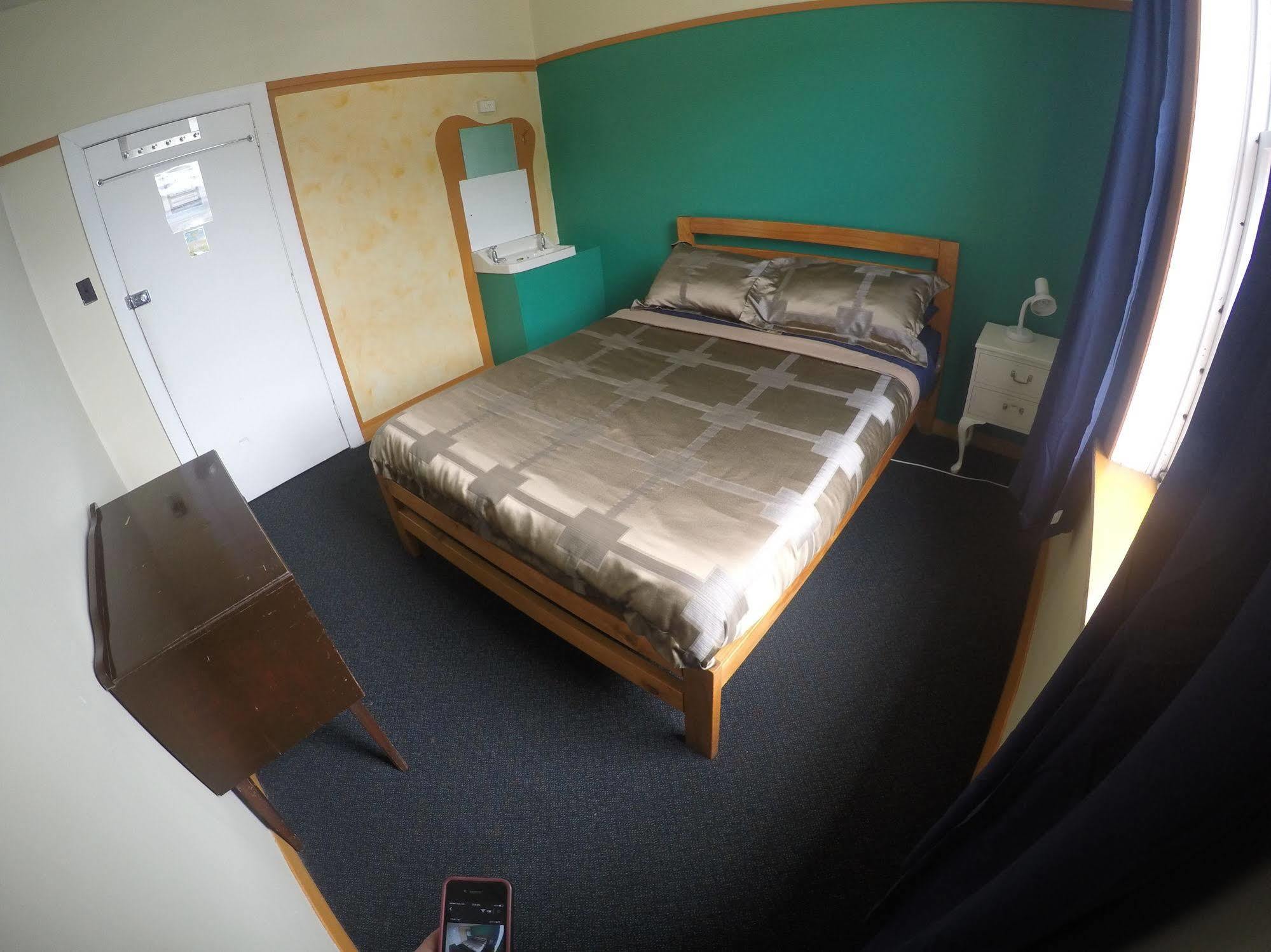 The Duke Hostel Greymouth Esterno foto A bedroom at the hostel