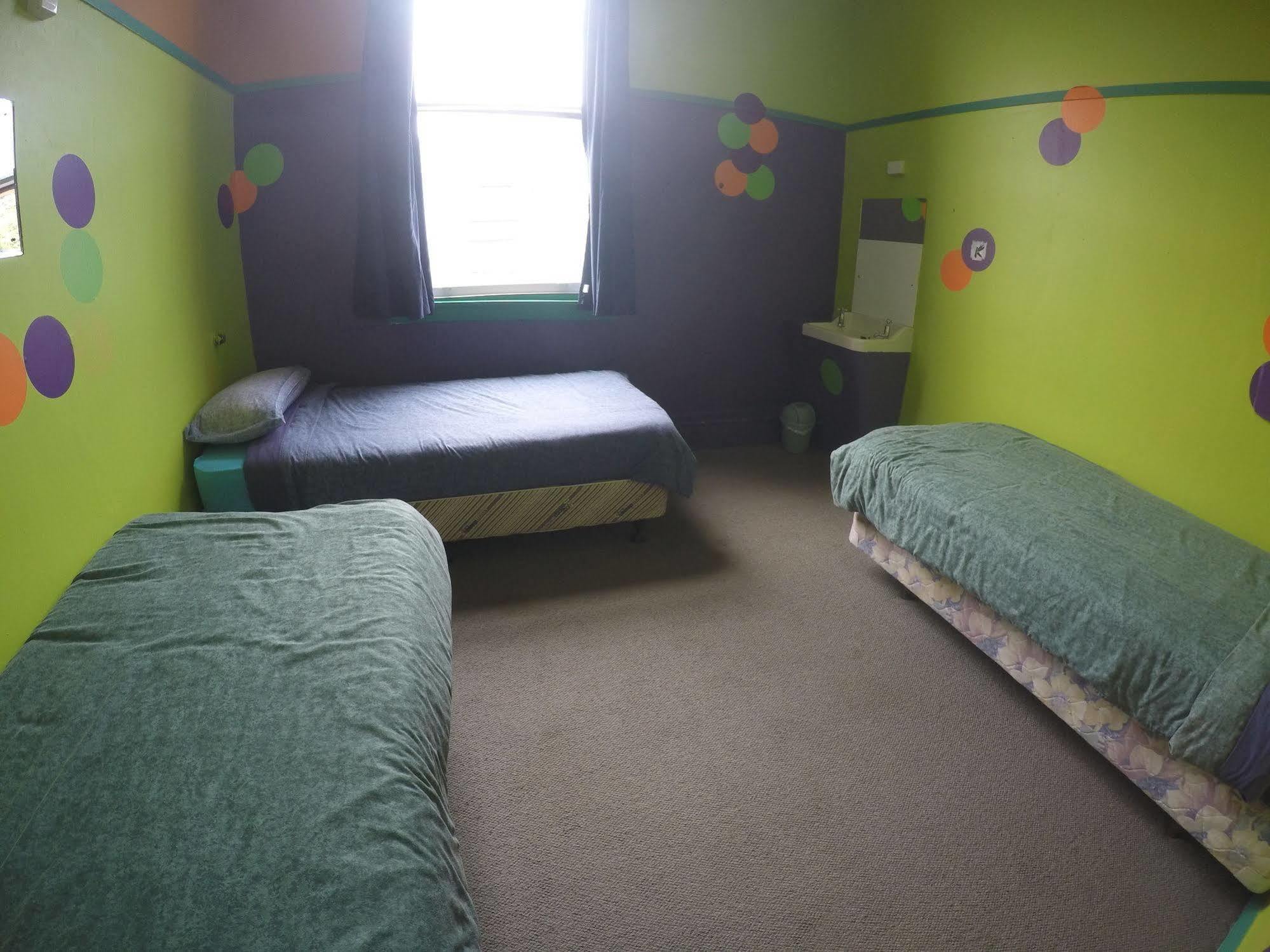 The Duke Hostel Greymouth Esterno foto A room at the hostel