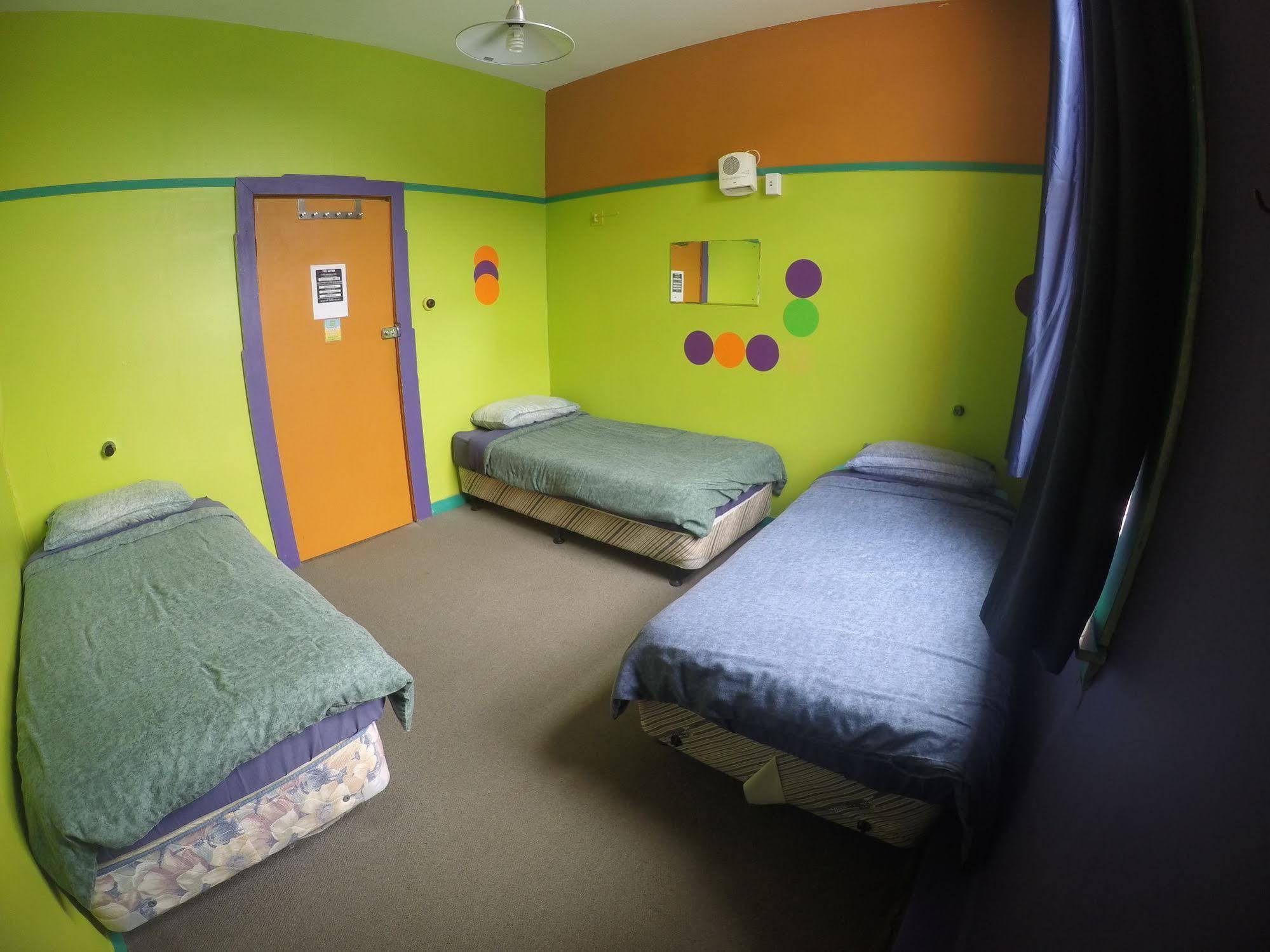 The Duke Hostel Greymouth Esterno foto A room at the hostel
