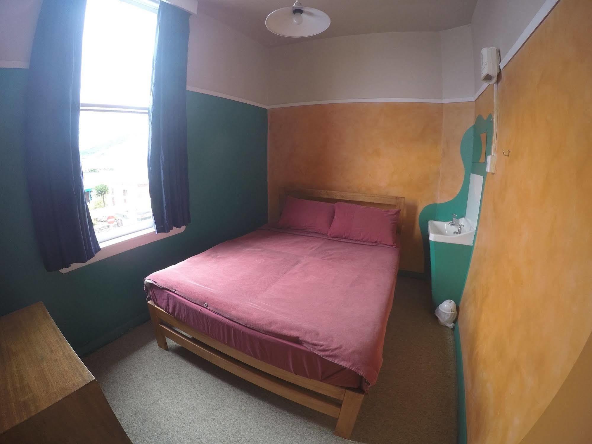 The Duke Hostel Greymouth Esterno foto A room at the hostel