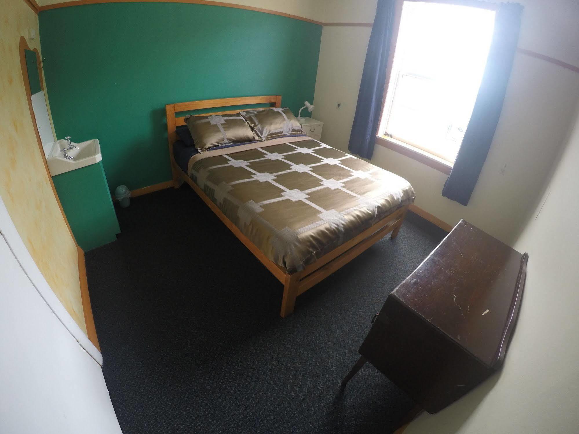 The Duke Hostel Greymouth Esterno foto A bedroom at the hostel