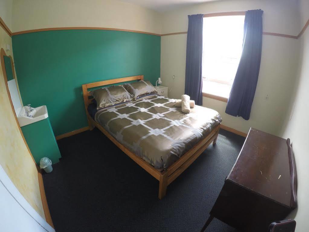 The Duke Hostel Greymouth Esterno foto A bedroom at the hostel