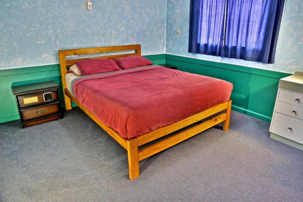 The Duke Hostel Greymouth Esterno foto A bed